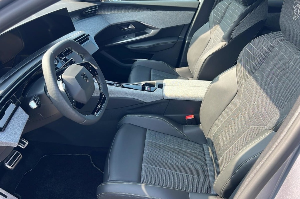 PEUGEOT 3008 Hybrid 145 e-DCS6 GT - ref: 1-366258 - Photo 9