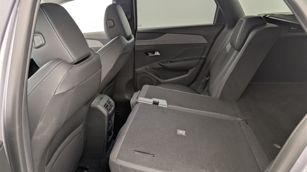 PEUGEOT 308 SW PHEV 180 e-EAT8 Allure - ref: 1-366782 - Photo 12