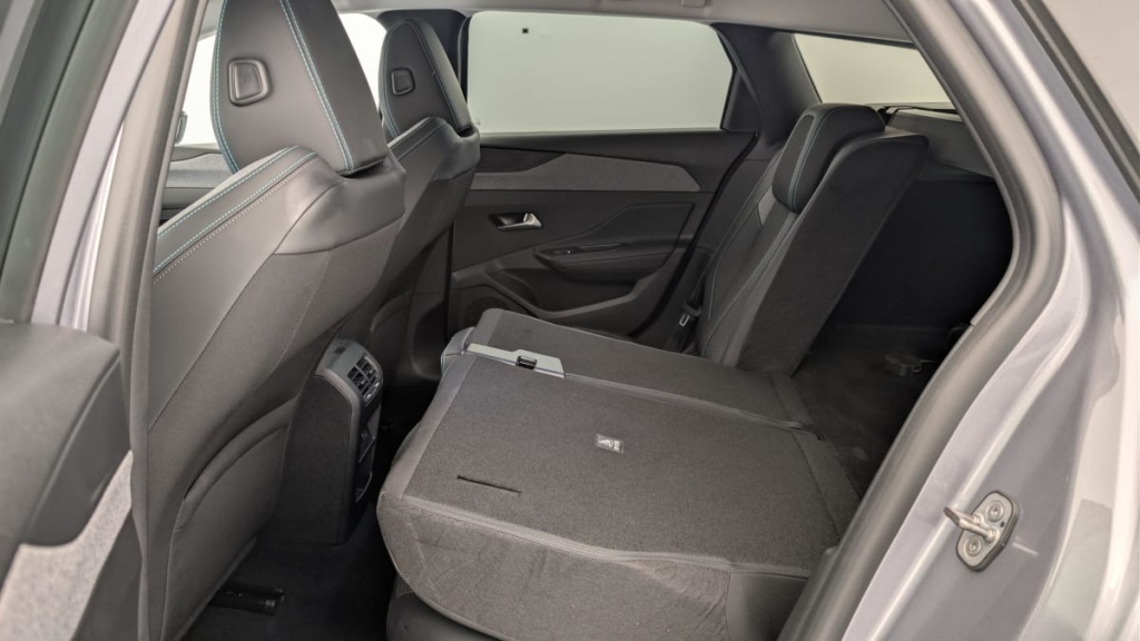 PEUGEOT 308 SW PHEV 180 e-EAT8 Allure - ref: 1-366784 - Photo 12