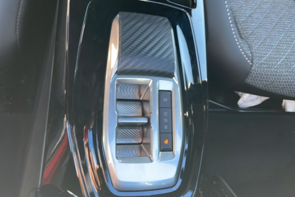 PEUGEOT 2008 Hybrid 136 e-DCS6 Allure - ref: 1-366796 - Photo 16