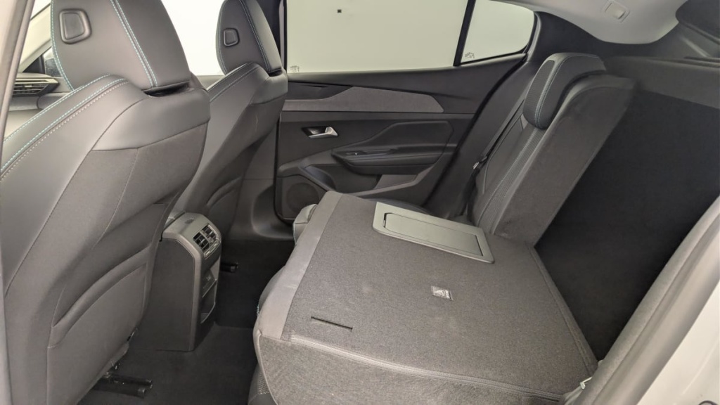 PEUGEOT 408 Hybrid 136 e-DCS6 Allure - ref: 1-367306 - Photo 12