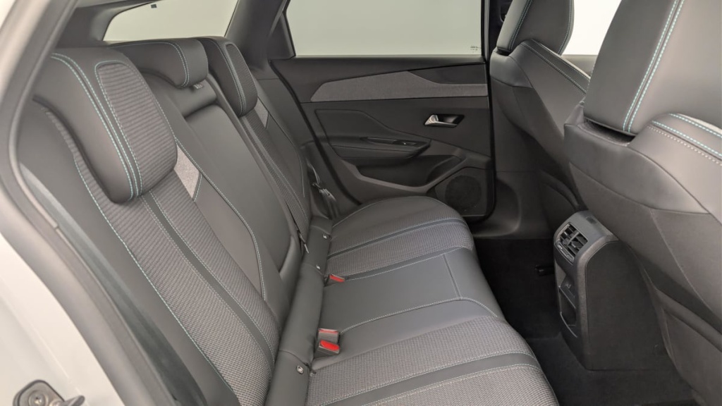 PEUGEOT 308 SW PHEV 180 e-EAT8 Allure - ref: 1-367472 - Photo 10