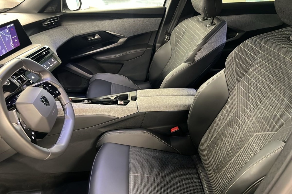 PEUGEOT 3008 Hybrid 136 e-DCS6 Allure - ref: 1-368093 - Photo 9