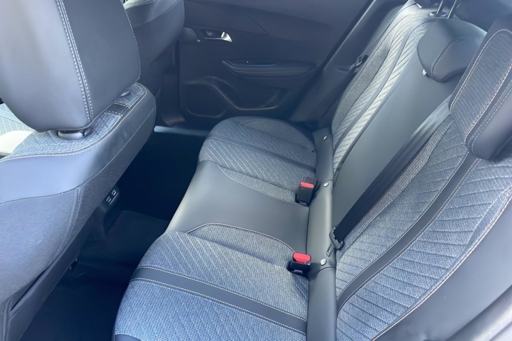 PEUGEOT 2008 Hybrid 136 e-DCS6 Allure - ref: 1-368966 - Photo 10