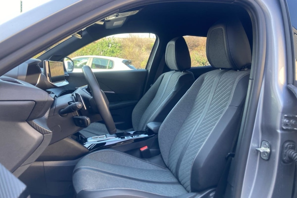 PEUGEOT 2008 Hybrid 136 e-DCS6 Allure - ref: 1-368971 - Photo 9