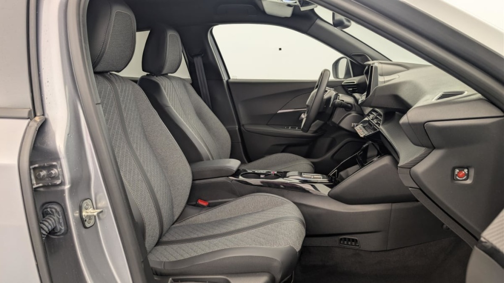 PEUGEOT 2008 Hybrid 136 e-DCS6 Allure - ref: 1-369000 - Photo 9