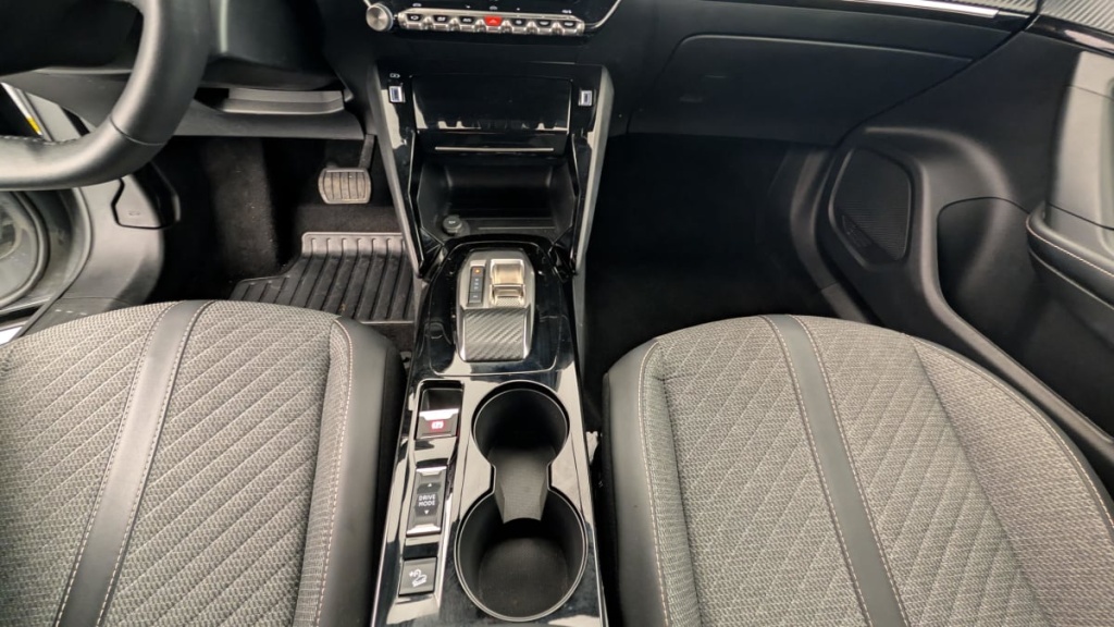 PEUGEOT 2008 Hybrid 136 e-DCS6 Allure - ref: 1-369100 - Photo 17