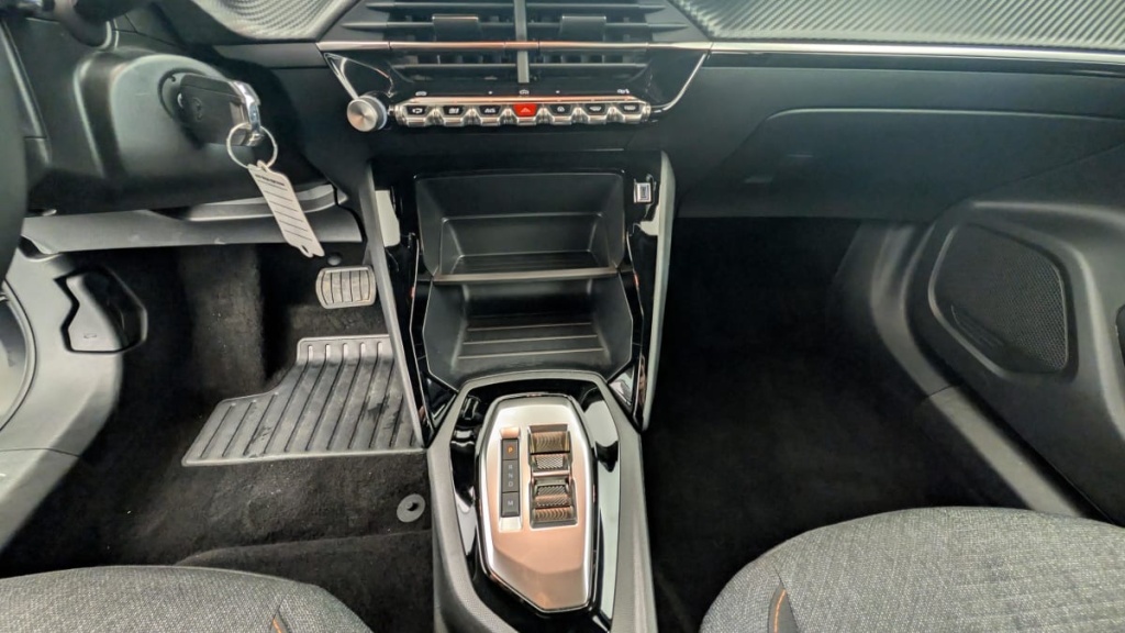 PEUGEOT 2008 Hybrid 136 e-DCS6 Style - ref: 1-369129 - Photo 17