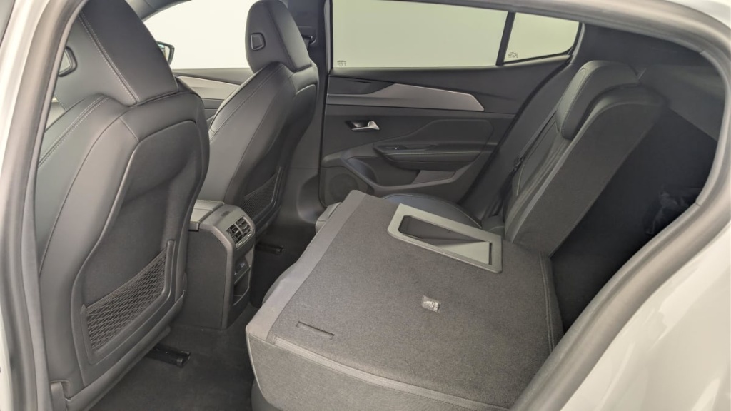 PEUGEOT 408 Hybrid 145 e-DCS6 GT - ref: 1-370043 - Photo 12