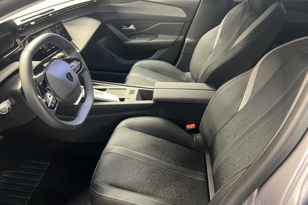 PEUGEOT 408 PHEV 180 e-EAT8 Allure - ref: 1-370255 - Photo 9