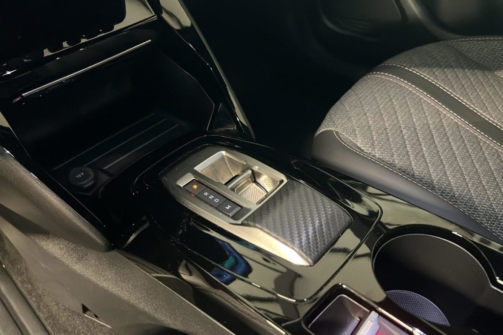 PEUGEOT 2008 Hybrid 145 e-DCS6 Allure - ref: 1-371417 - Photo 16