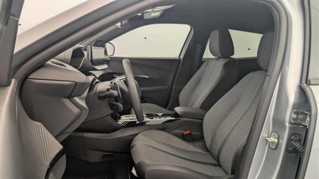 PEUGEOT 2008 Hybrid 145 e-DCS6 Allure - ref: 1-371693 - Photo 16