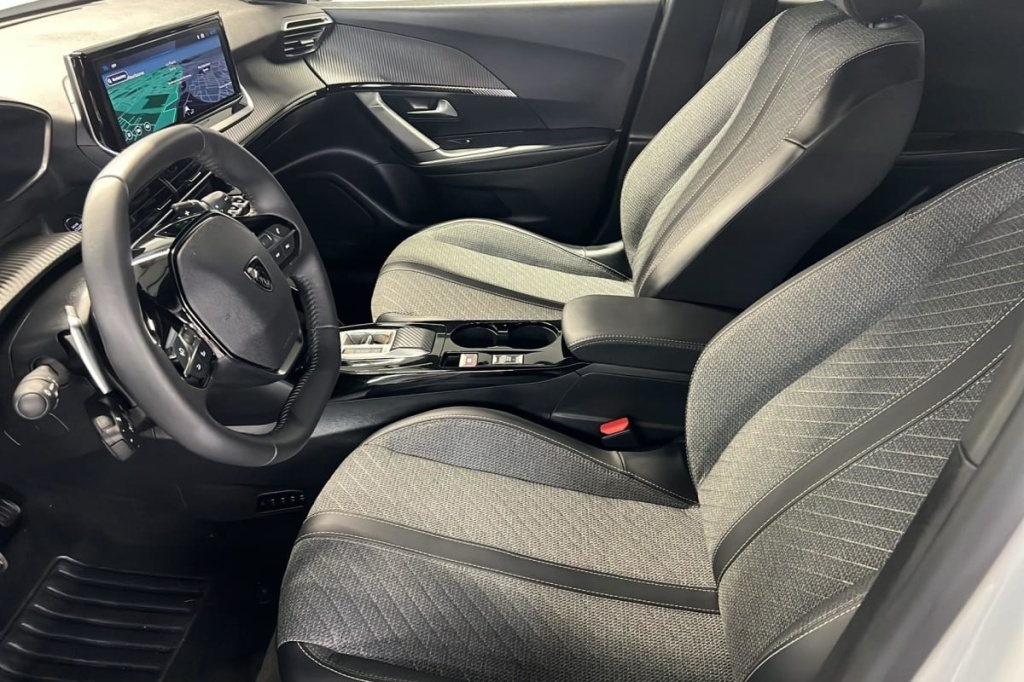 PEUGEOT 2008 Hybrid 145 e-DCS6 Allure - ref: 1-371756 - Photo 9