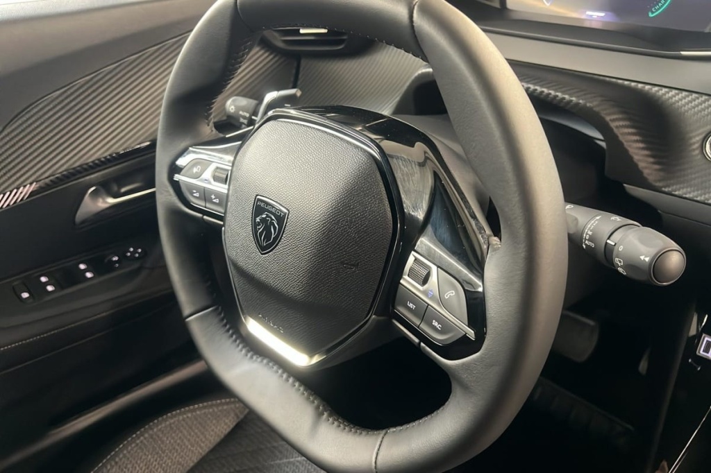 PEUGEOT 2008 Hybrid 145 e-DCS6 Allure - ref: 1-371759 - Photo 15