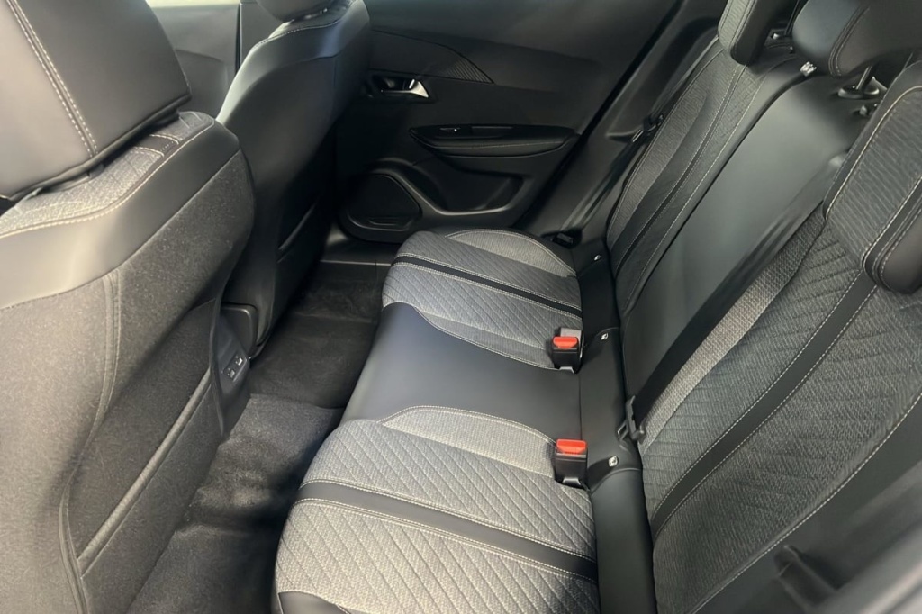 PEUGEOT 2008 Hybrid 145 e-DCS6 Allure - ref: 1-371760 - Photo 10