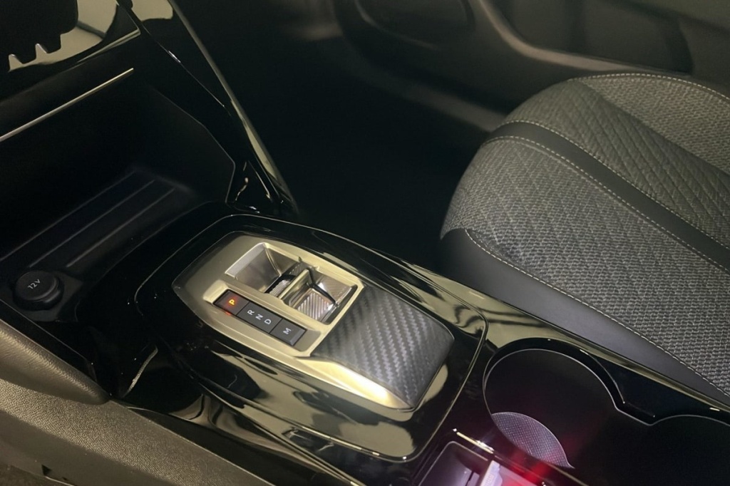 PEUGEOT 2008 Hybrid 145 e-DCS6 Allure - ref: 1-371760 - Photo 16