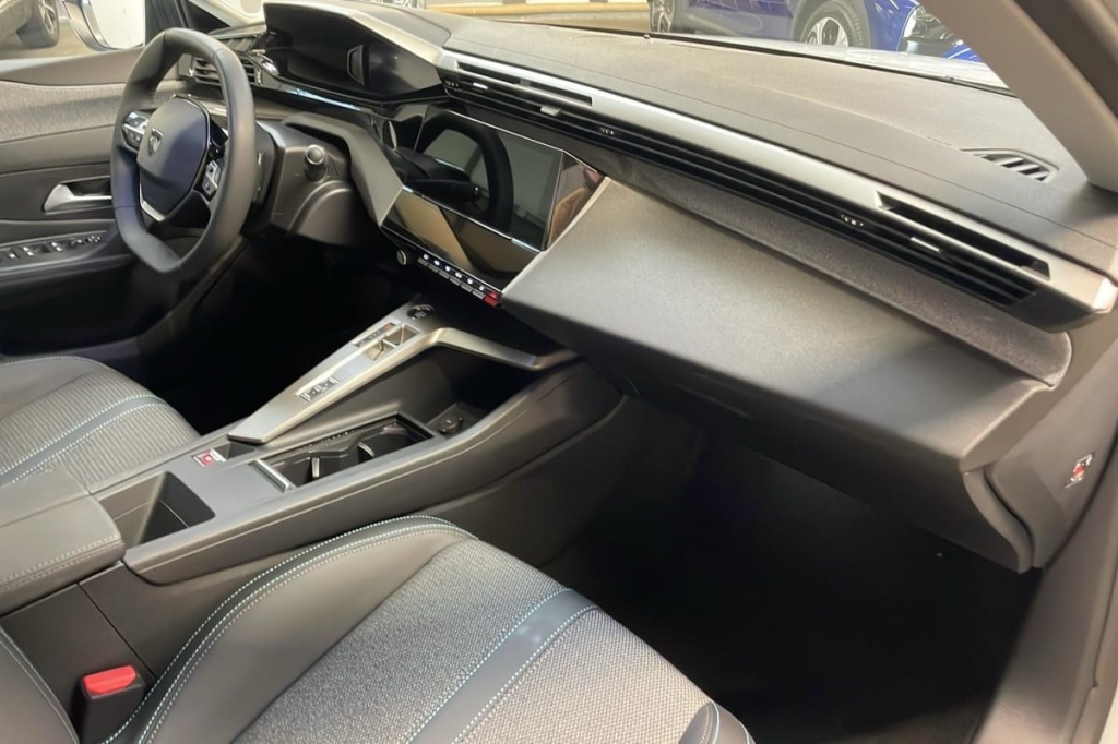 PEUGEOT 308 Hybrid 145 e-DCS6 Allure - ref: 1-372048 - Photo 12