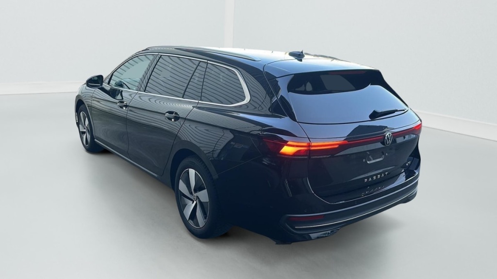 VOLKSWAGEN Passat 1.5 eTSI OPF 150 DSG7 Life Plus - ref: 1-374085 - Photo 5