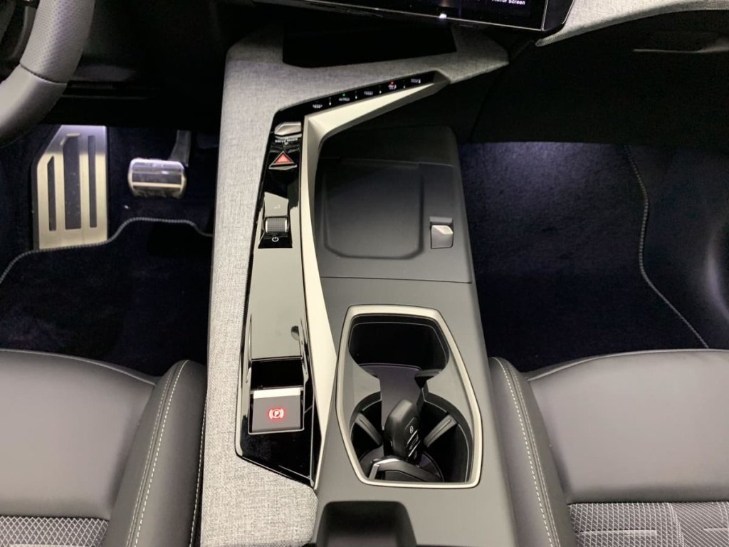 PEUGEOT 5008 Hybrid 145 e-DCS6 GT - ref: 1-375689 - Photo 20