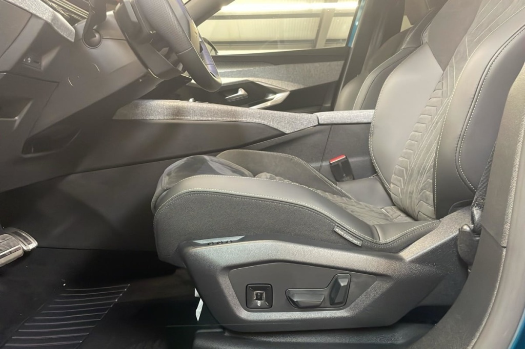 PEUGEOT 3008 Hybrid 145 e-DCS6 GT - ref: 1-375995 - Photo 17