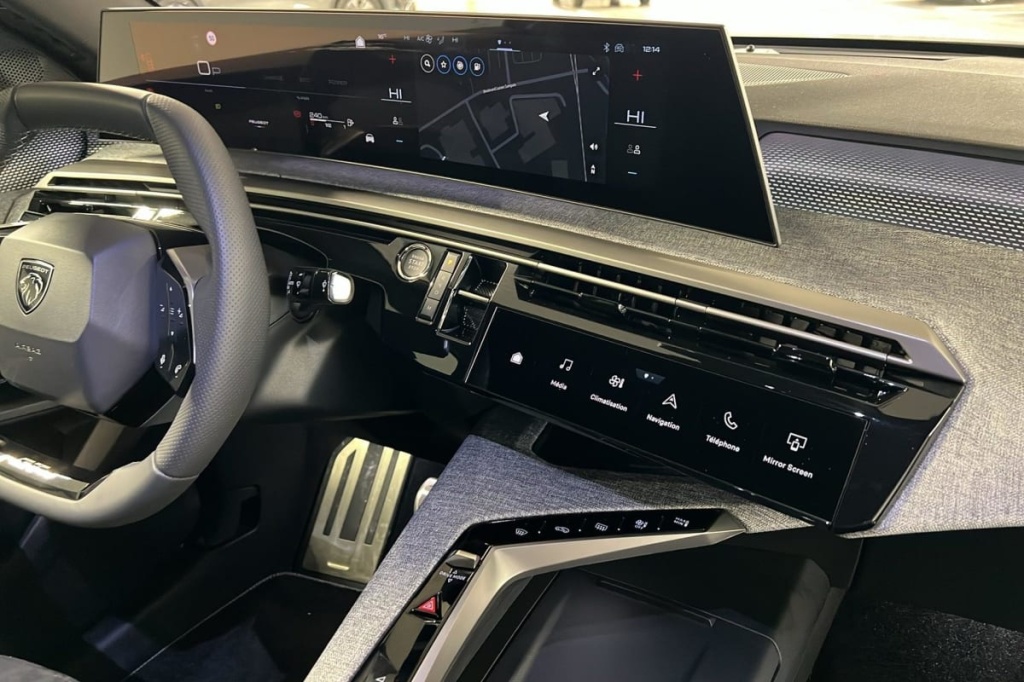 PEUGEOT 3008 Hybrid 145 e-DCS6 GT - ref: 1-376004 - Photo 17