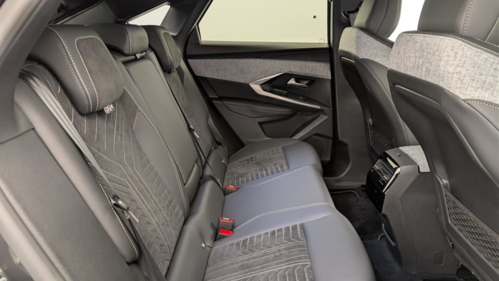 PEUGEOT 3008 Hybrid 145 e-DCS6 GT - ref: 1-376007 - Photo 10