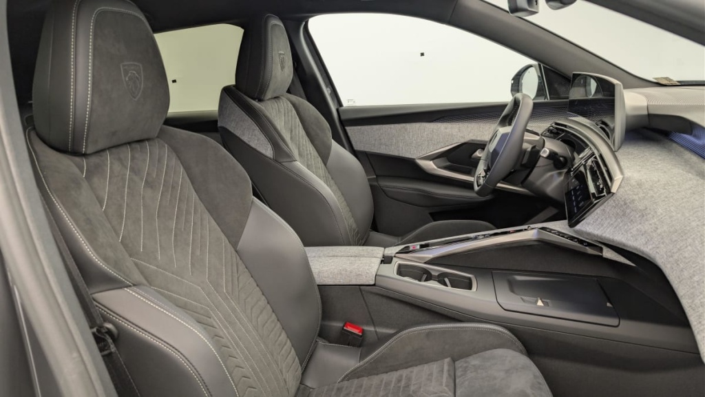 PEUGEOT 3008 Hybrid 145 e-DCS6 GT - ref: 1-376010 - Photo 9