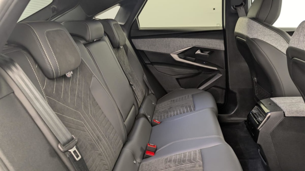 PEUGEOT 3008 Hybrid 145 e-DCS6 GT - ref: 1-376012 - Photo 10