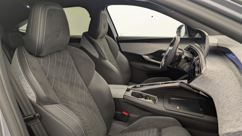 PEUGEOT 3008 Hybrid 145 e-DCS6 GT - ref: 1-376012 - Photo 9