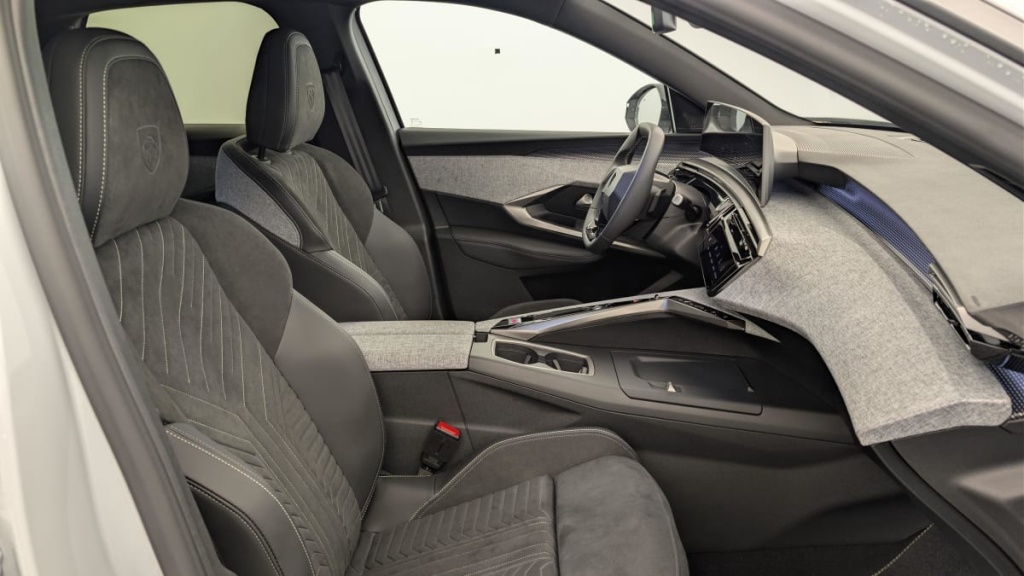 PEUGEOT 3008 Hybrid 145 e-DCS6 GT - ref: 1-376029 - Photo 9