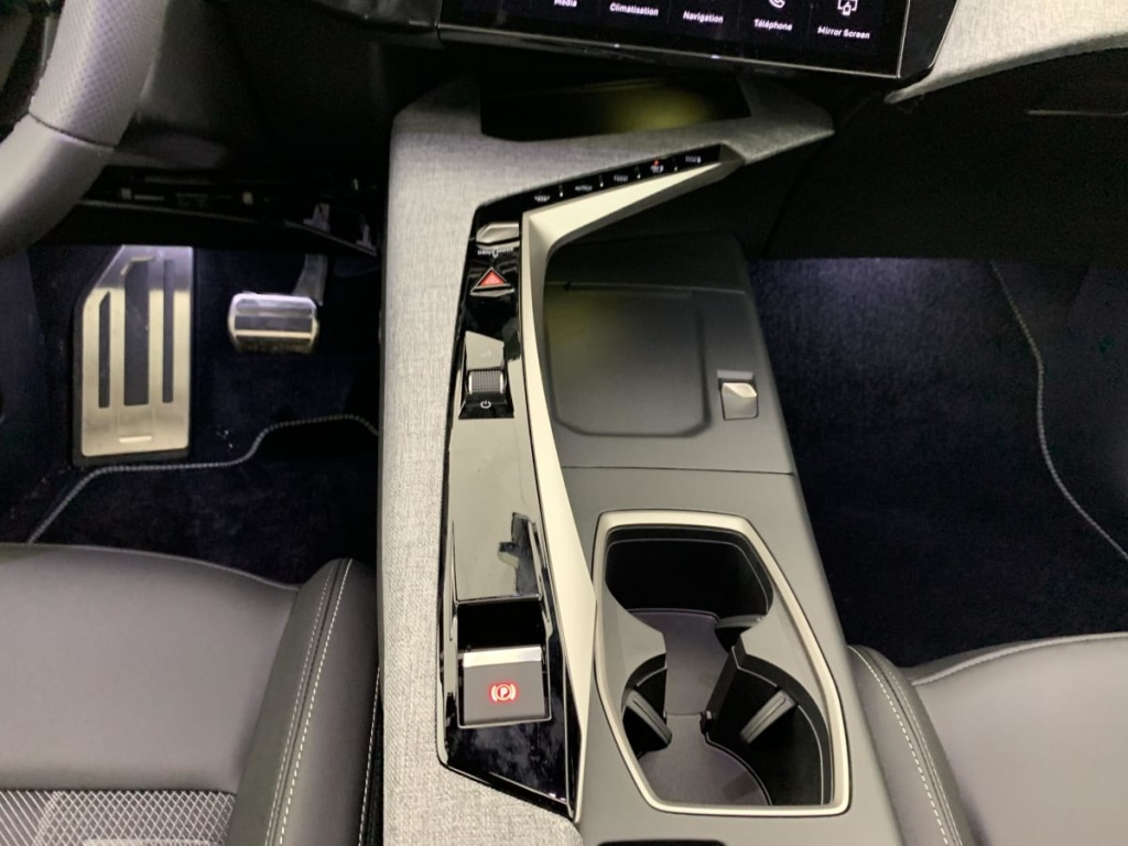 PEUGEOT 5008 Hybrid 145 e-DCS6 GT - ref: 1-377756 - Photo 20