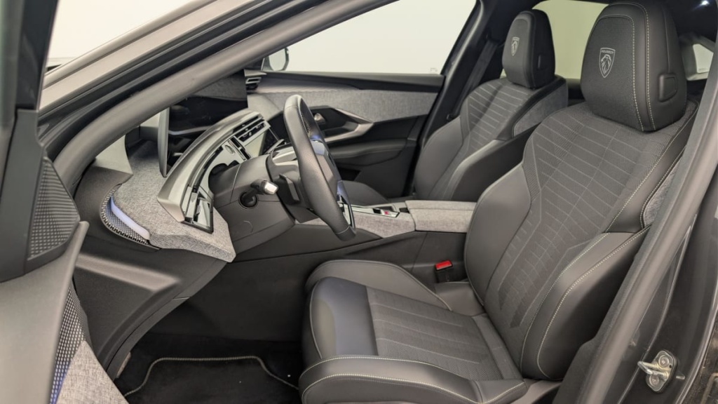 PEUGEOT 3008 Hybrid 145 e-DCS6 GT - ref: 1-378481 - Photo 16