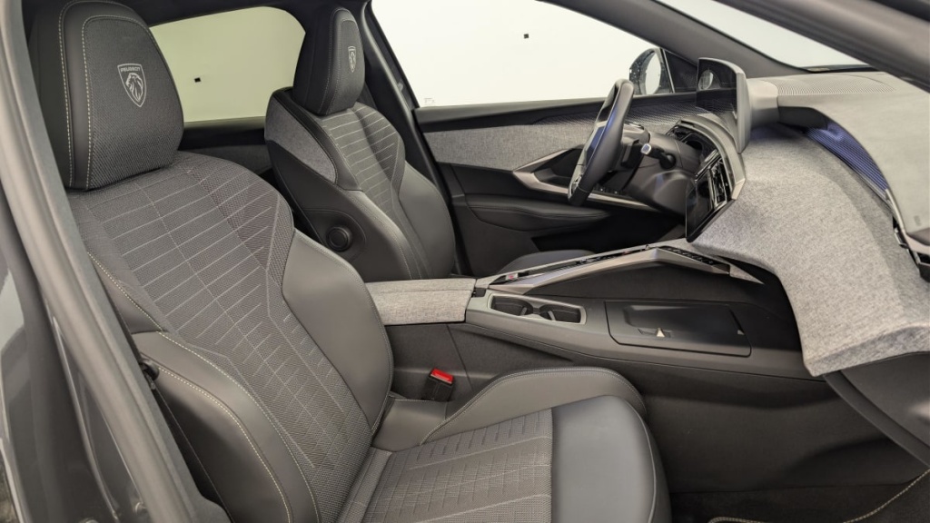 PEUGEOT 3008 Hybrid 145 e-DCS6 GT - ref: 1-378481 - Photo 9