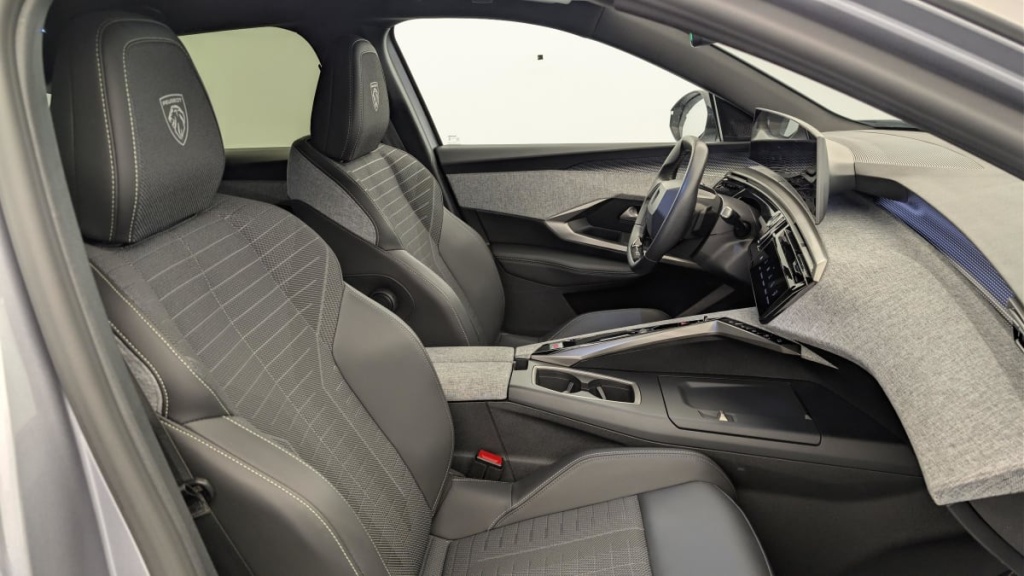 PEUGEOT 3008 Hybrid 145 e-DCS6 GT - ref: 1-378489 - Photo 9