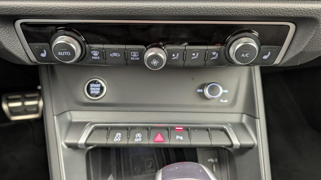 AUDI Q3 35 TDI 150 ch S tronic 7 Design - ref: 1-378592 - Photo 19