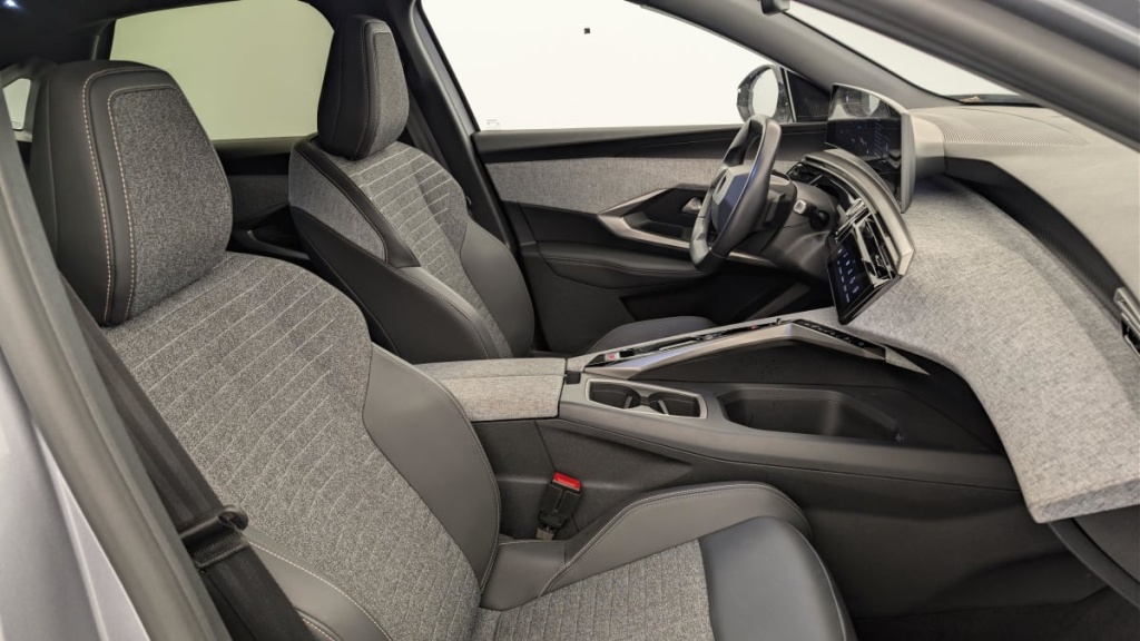 PEUGEOT 3008 Hybrid 145 e-DCS6 Allure - ref: 1-379462 - Photo 9