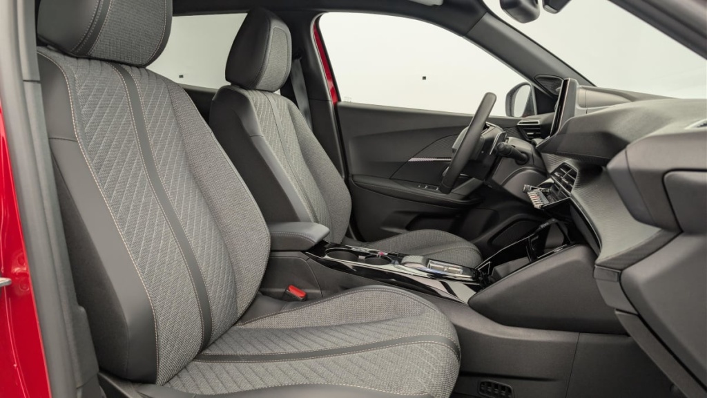 PEUGEOT 2008 Hybrid 145 e-DCS6 Allure - ref: 1-379983 - Photo 9