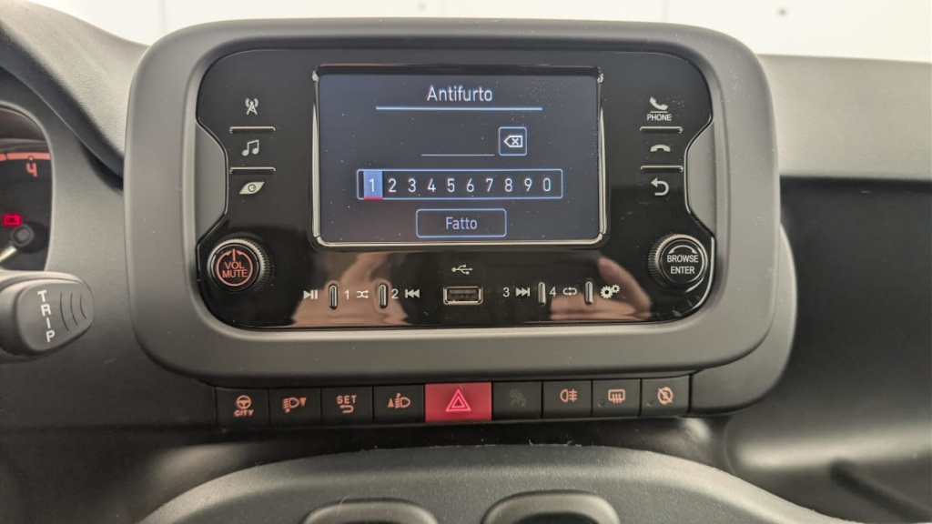 FIAT Panda 1.0 70 CH HYBRID BSG S S - ref: 1-380895 - Photo 17