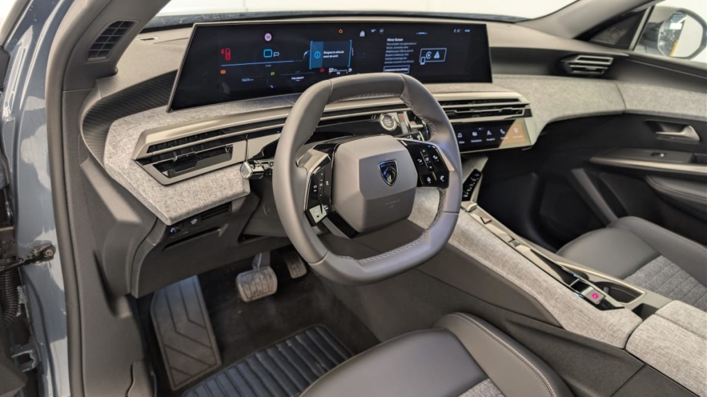 PEUGEOT 5008 HYBRID 145 CH E-DCS6 ALLURE - ref: 1-382333 - Photo 15