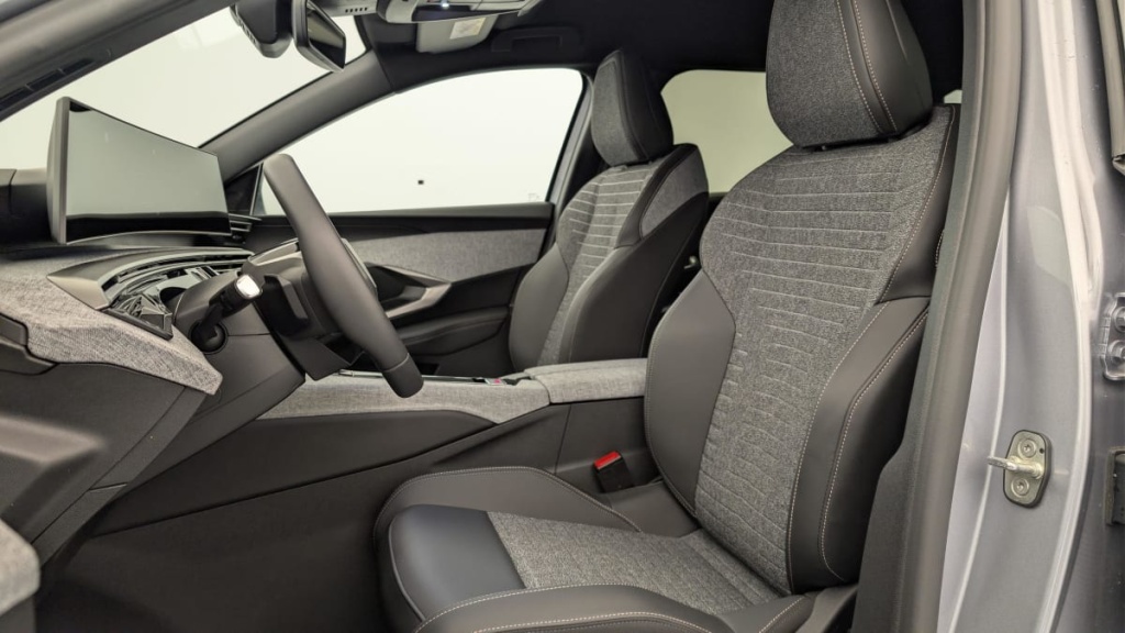 PEUGEOT 5008 HYBRID 145 CH E-DCS6 ALLURE - ref: 1-382334 - Photo 16