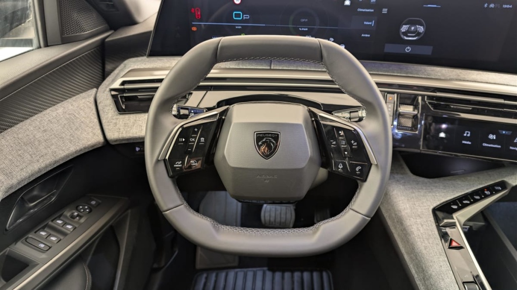 PEUGEOT 5008 HYBRID 145 CH E-DCS6 ALLURE - ref: 1-382335 - Photo 14