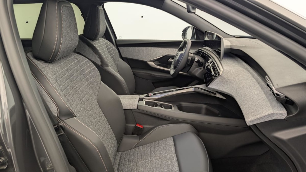 PEUGEOT 5008 HYBRID 145 CH E-DCS6 ALLURE - ref: 1-382336 - Photo 9