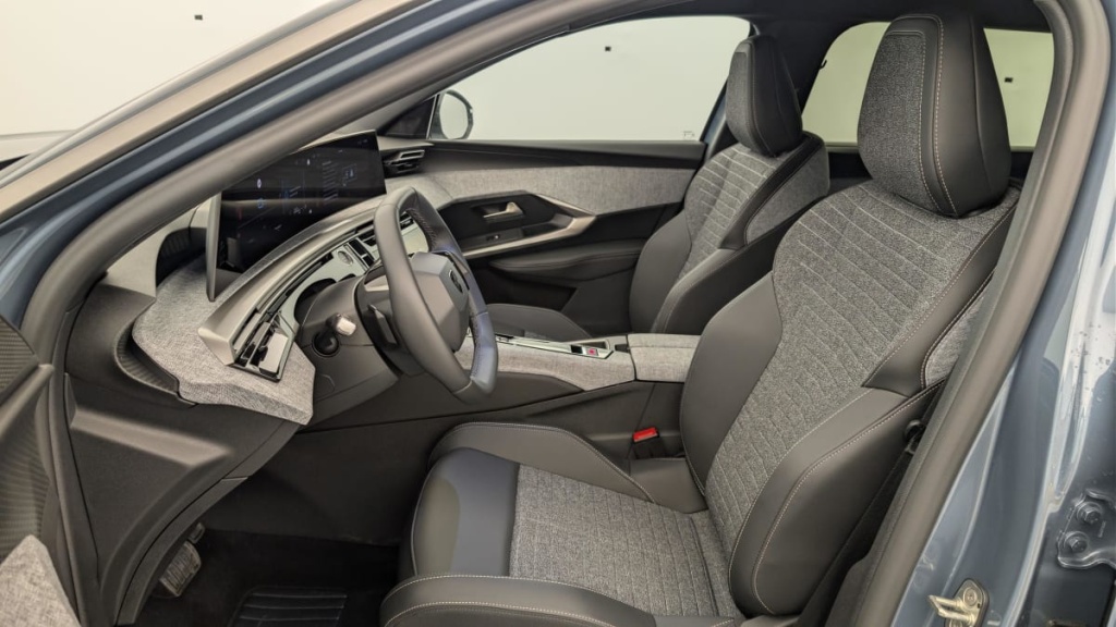 PEUGEOT 5008 HYBRID 145 CH E-DCS6 ALLURE - ref: 1-382337 - Photo 16