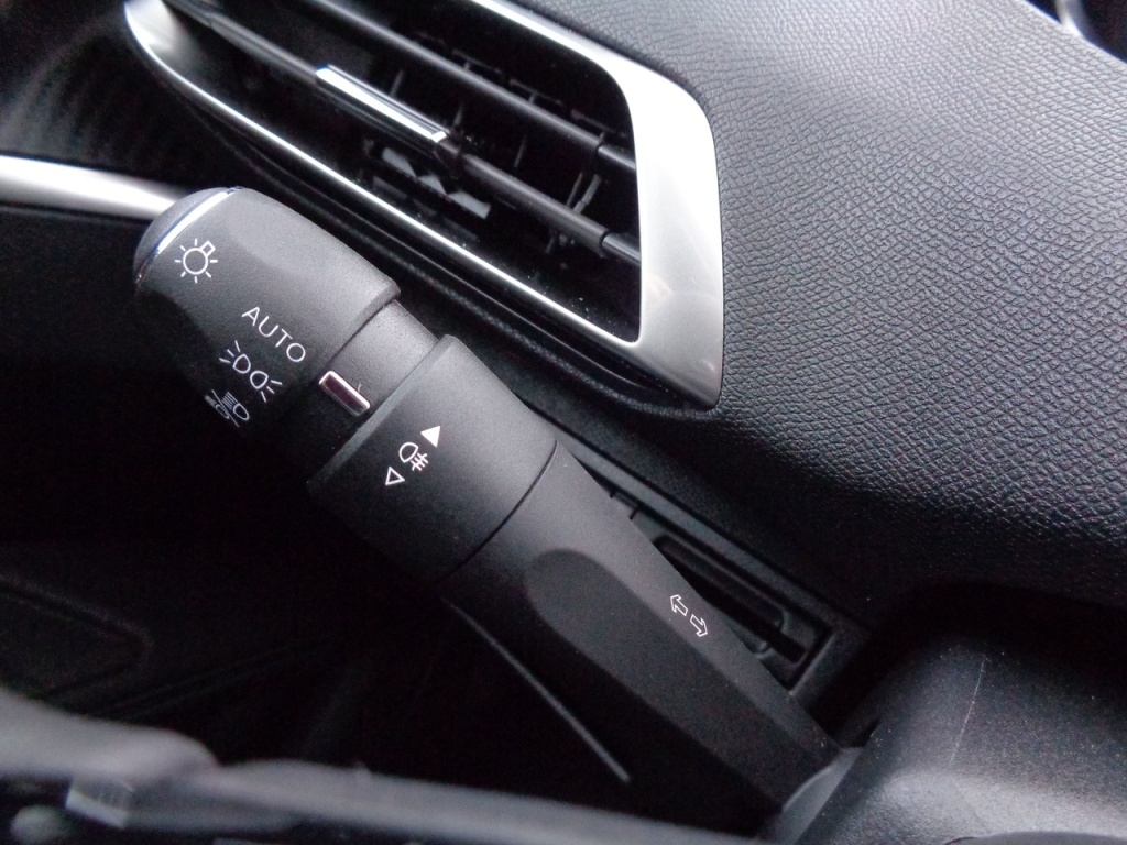 PEUGEOT 3008 1.2 PURETECH 130CH ALLURE - ref: 2-675348 - Photo 9