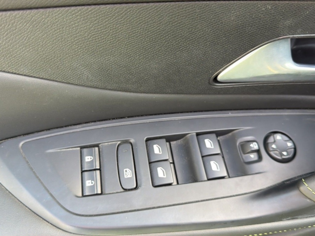 PEUGEOT 408 1.2 HYBRID 145CH e-DCS6 GT - ref: 2-802269 - Photo 8