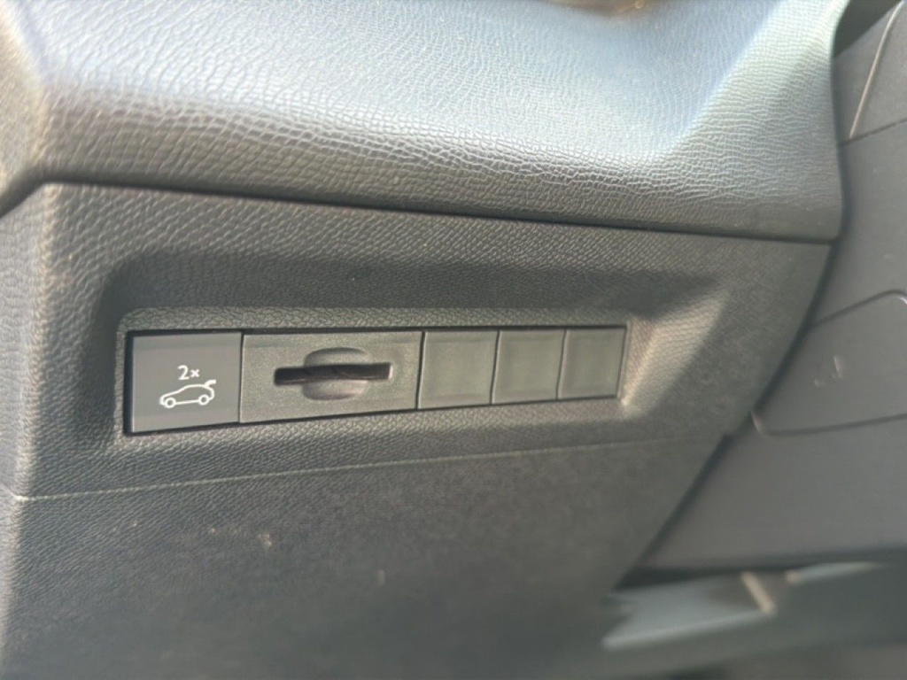 PEUGEOT 408 1.2 HYBRID 145CH e-DCS6 GT - ref: 2-802269 - Photo 9