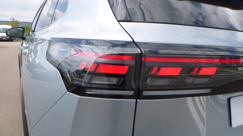 VOLKSWAGEN Tiguan R-Line TDI 150 DSG7 R-LINE +TOIT PANO +PACK HIVER +360 +ACC +KEYLESS +HML - ref: 5-1326547 - Photo 10