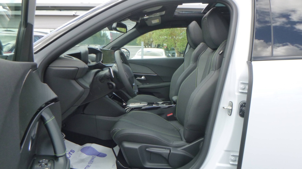PEUGEOT 2008 GT HYBRID 145 E-DCS6 GT +TOIT PANO - ref: 5-1332169 - Photo 17