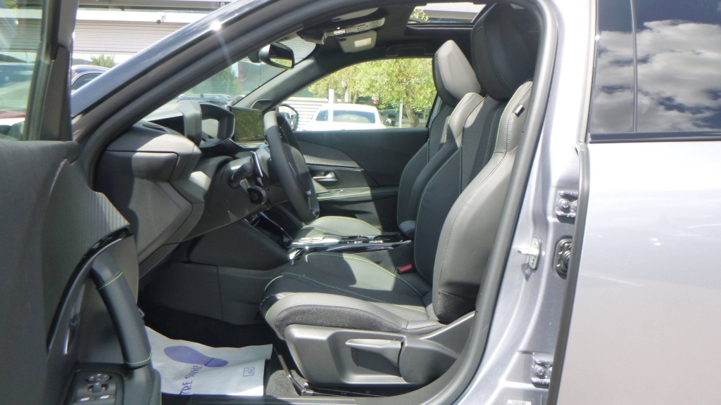 PEUGEOT 2008 GT HYBRID 145 E-DCS6 GT +TOIT PANO - ref: 5-1332178 - Photo 17