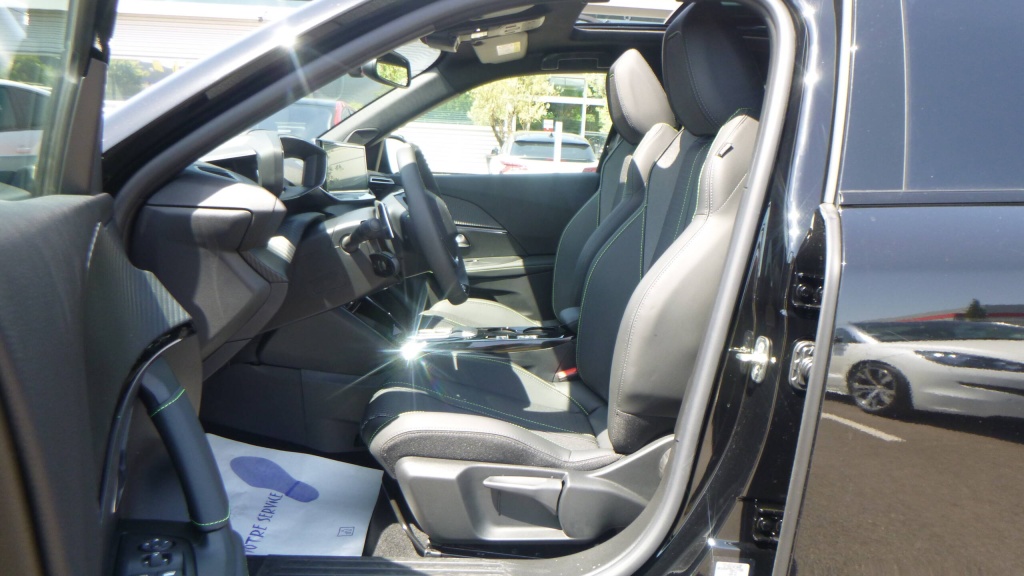PEUGEOT 2008 GT HYBRID 145 E-DCS6 GT +TOIT PANO - ref: 5-1332189 - Photo 17